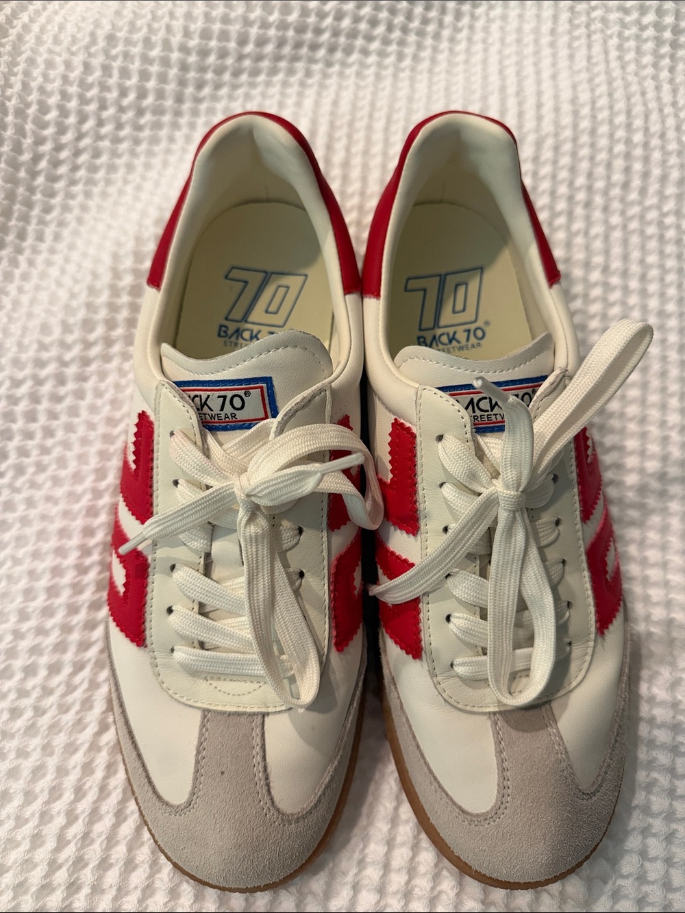 Back 70 Cloud Sneakers in Red & White. Size 40. Excellent condition!
